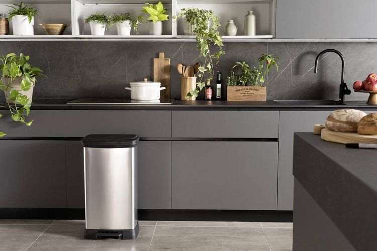 Produktbild: Curver Deco bin metalics 254620 M&uuml;lleimer 46 l (B x H x T) 407 x 749 x 307 mm Silber, Schwarz 1 St.