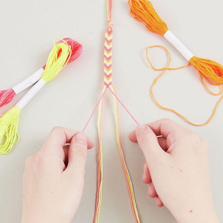Produktbild: DIY Freundschaftsarmb&auml;nder Set, Neon Colours 10 x 8 m Stickgarn in 7 verschiedenen Farben, 100 % Baumwolle und Neon 100% Polyester