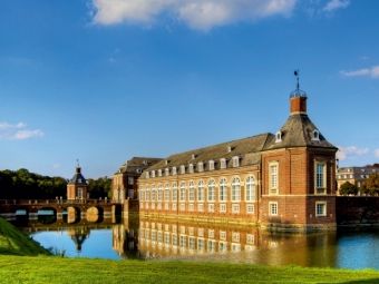 Produktbild: CALVENDO Puzzle Schloss Nordkirchen, das Reithaus, im Hintergrund der Dienstfl&uuml;gel | 1000 Teile Lege-Gr&ouml;&szlig;e 64x48cm Foto-Puzzle f&uuml;r gl&uuml;ckliche Stunden