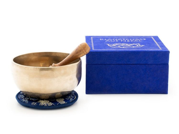 Produktbild: Klangschale in blauer Geschenkbox S mit Lotus-Aufdruck und Zubeh&ouml;r