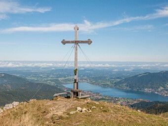 Produktbild: CALVENDO Puzzle Gipfelkreuz auf dem Hirschberg 1670m, Bayerische Voralpen | 1000 Teile Lege-Gr&ouml;&szlig;e 64x48cm Foto-Puzzle f&uuml;r gl&uuml;ckliche Stunden