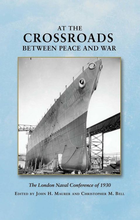 Produktbild: At the Crossroads Between Peace and War