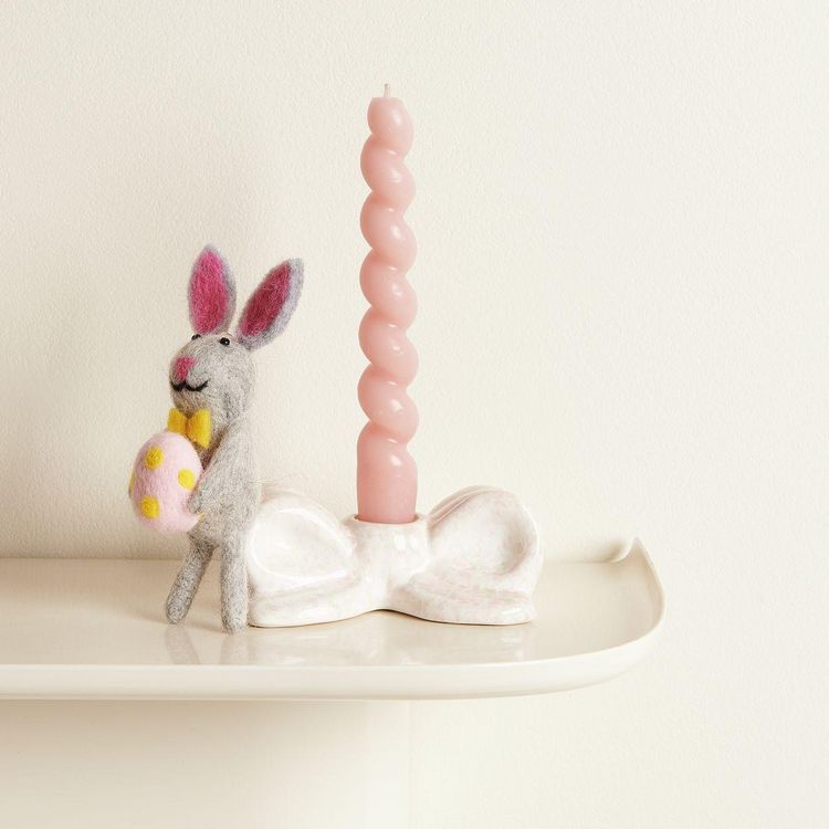 Produktbild: Aufh&auml;nger Filz-Hase mit Osterei und Gelber Fliege, 14,5 x 4 x 5,5cm