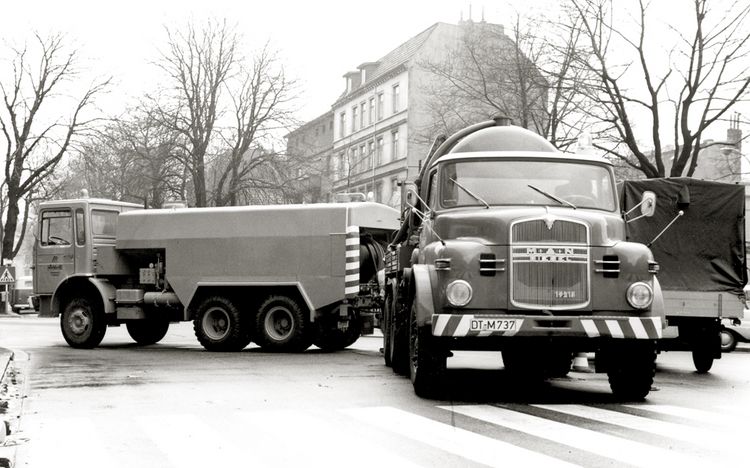 Produktbild: Jahrbuch Lastwagen 2022