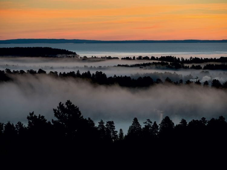 Produktbild: Blick von Klintens Utsikt auf Karlsborg am V&auml;tternsee beim Sonnenaufgang, Schweden (Puzzle)