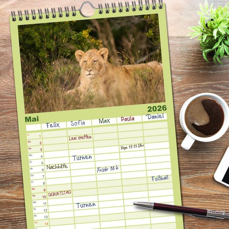 Produktbild: Familienplaner 2026 - Tierische Gl&uuml;cksmomente mit 5 Spalten (Wandkalender, 21 x 45 cm) CALVENDO