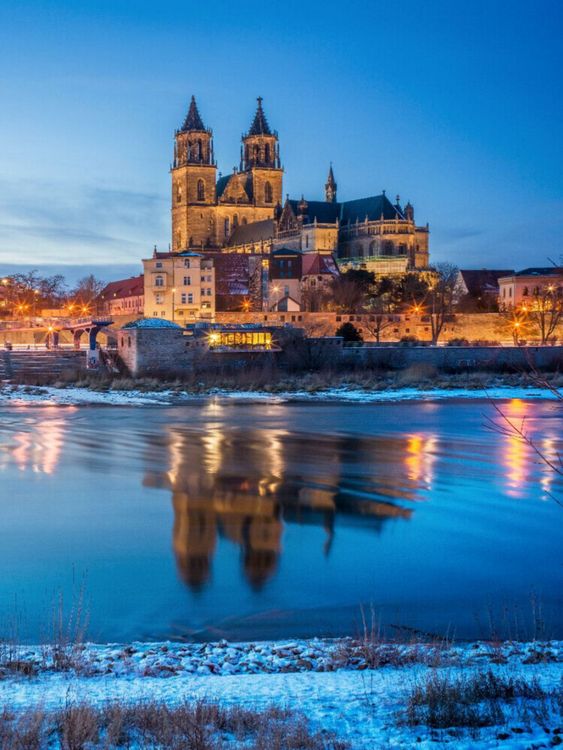 Produktbild: CALVENDO Puzzle Der Magdeburger Dom spiegelt sich in der Elbe | 1000 Teile Lege-Gr&ouml;&szlig;e 64x48cm Foto-Puzzle f&uuml;r gl&uuml;ckliche Stunden