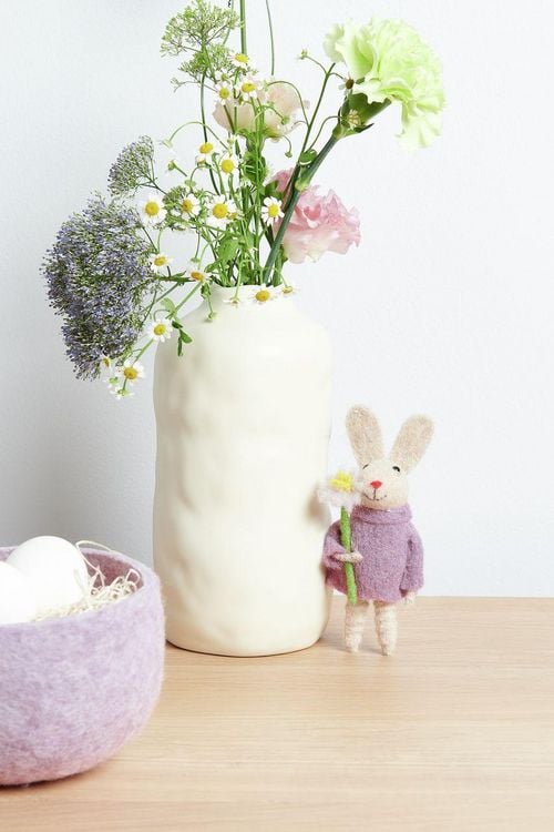 Produktbild: Aufh&auml;nger Filz-Hase mit Pulli und Blume, Purple, 14 x 6 x 3cm