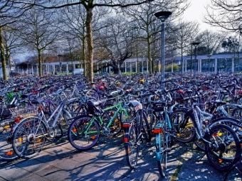 Produktbild: CALVENDO Puzzle Fahrr&auml;der auf dem Bahnhofsvorplatz | 1000 Teile Lege-Gr&ouml;&szlig;e 64x48cm Foto-Puzzle f&uuml;r gl&uuml;ckliche Stunden