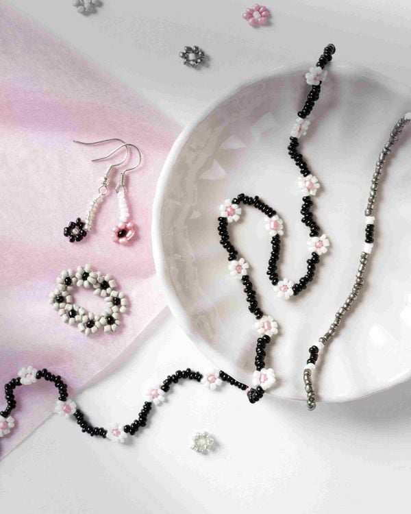 Produktbild: Folia  Rocailles-Perlen-Set SILBER, ~90g Perlen, 3x1m Nylonfaden, 3 Verschl&uuml;sse
