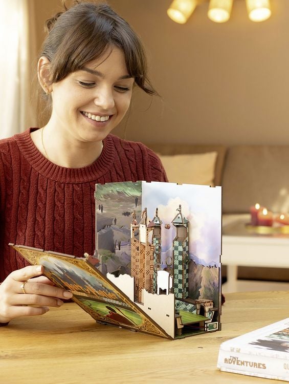 Produktbild: Book Nook DIY B&uuml;cherecke Harry Potter Quidditch Field von Revell Tiny Adventures