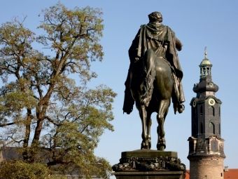 Produktbild: CALVENDO Puzzle Carl-August-Denkmal und Schlo&szlig;turm in Weimar | 1000 Teile Lege-Gr&ouml;&szlig;e 64x48cm Foto-Puzzle f&uuml;r gl&uuml;ckliche Stunden