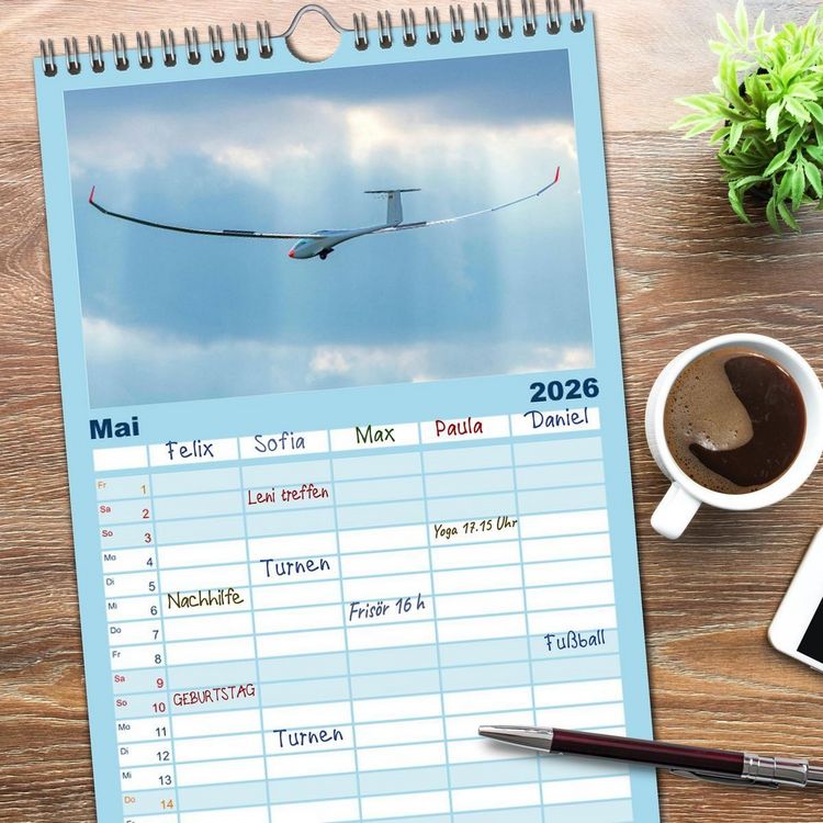 Produktbild: Familienplaner 2026 - Meister in der Schwebe: Segelflugzeuge mit 5 Spalten (Wandkalender, 21 x 45 cm) CALVENDO