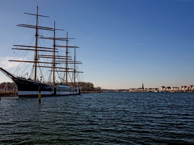 Produktbild: CALVENDO Puzzle Blick vom Priwall auf die Passat und Travem&uuml;nde | 1000 Teile Lege-Gr&ouml;&szlig;e 64 &times; 48 cm Foto-Puzzle f&uuml;r gl&uuml;ckliche Stunden