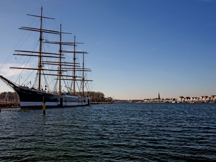 Produktbild: CALVENDO Puzzle Blick vom Priwall auf die Passat und Travem&uuml;nde 1000 Teile Puzzle quer | 1000 Teile Lege-Gr&ouml;&szlig;e 64 &times; 48 cm Foto-Puzzle f&uuml;r gl&uuml;ckliche Stunden
