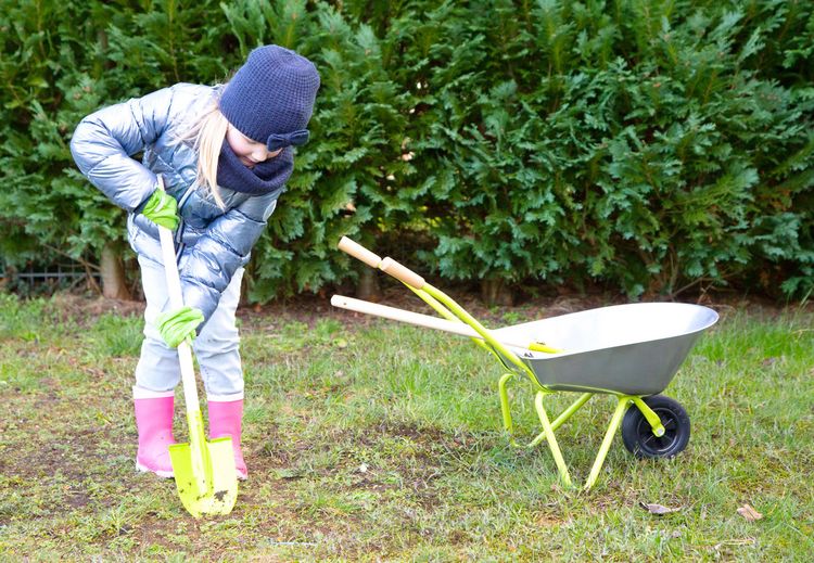 Produktbild: small foot 11627 - Kinder-Schubkarre mit Gartenwerkzeug