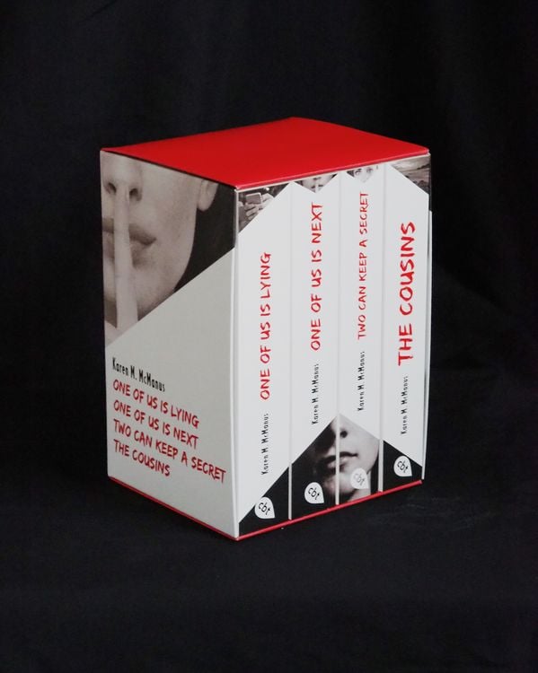 Produktbild: Karen M. McManus: Vier B&auml;nde im Taschenbuch-Schuber: One of us is lying, One of us is next, Two can keep a secret, The Cousins
