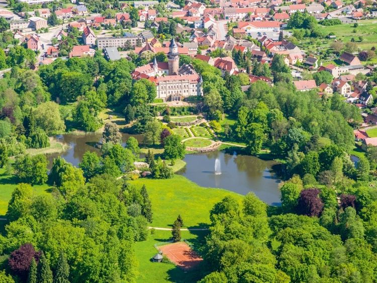 Produktbild: CALVENDO Puzzle Schloss Wiesenburg (Luftbildaufnahme) 1000 Teile Puzzle quer | 1000 Teile Lege-Gr&ouml;&szlig;e 64 &times; 48 cm Foto-Puzzle f&uuml;r gl&uuml;ckliche Stunden