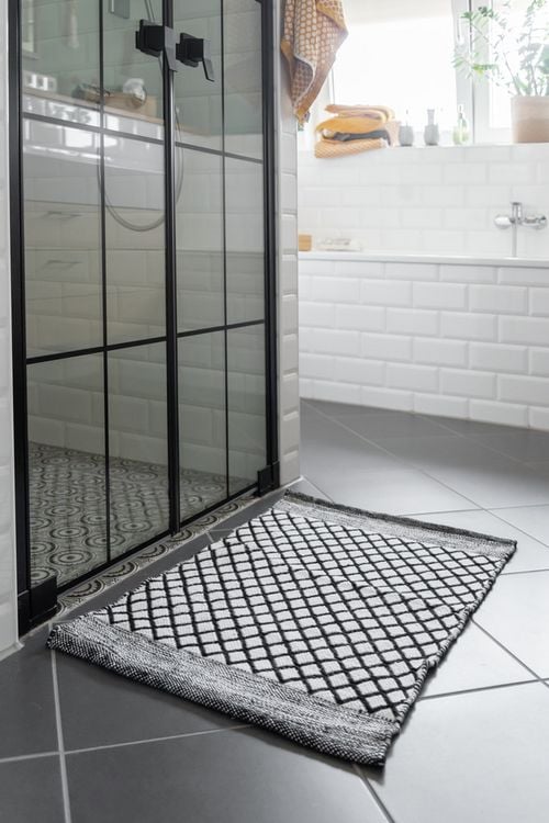 Produktbild: Badematte Mod. Tara, hergestellt aus recycelten PET-Flaschen (100 % Polyester)