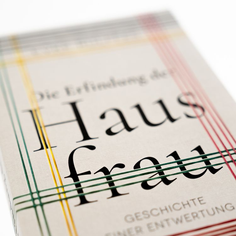 Produktbild: Die Erfindung der Hausfrau. Geschichte einer Entwertung &ndash; AKTUALISIERTE TASCHENBUCHAUSGABE