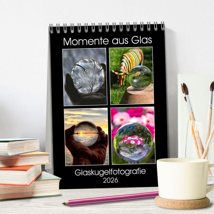 Produktbild: Momente aus Glas &ndash; Glaskugelfotografie (Tischkalender 2026 DIN A5 hoch), CALVENDO Monatskalender