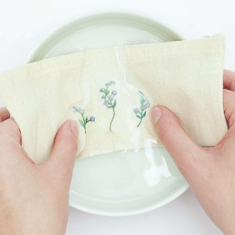 Produktbild: Stick & Stitch Packung, Blumen, bunt, 21 Stk., inkl. wasserl&ouml;slicher, bedruckter Stickvorlage, Stickgarn, Sticknadel und Anleitung