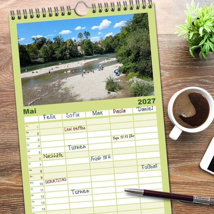 Produktbild: Familienplaner 2027 - Hier f&uuml;hle ich mich zuhause - Landsberg am Lech und Ammersee mit 5 Spalten (Wandkalender, 21 x 45 cm) CALVENDO