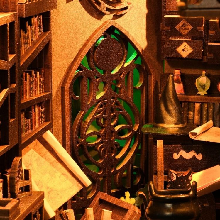 Produktbild: FiguredArt SL05 - DIY Book Nook, Das Haus des Zauberers, Puzzle 309 Teile, Miniatur-Diorama