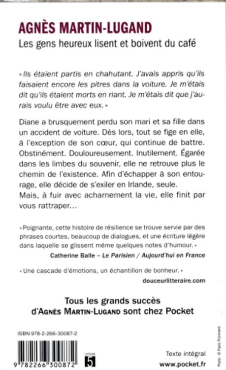 Les gens heureux lisent et boivent du café