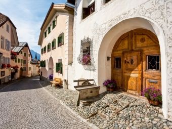Produktbild: CALVENDO Puzzle Typische Engadiner H&auml;user in der Dorfstra&szlig;e von Guarda | 1000 Teile Lege-Gr&ouml;&szlig;e 64x48cm Foto-Puzzle f&uuml;r gl&uuml;ckliche Stunden