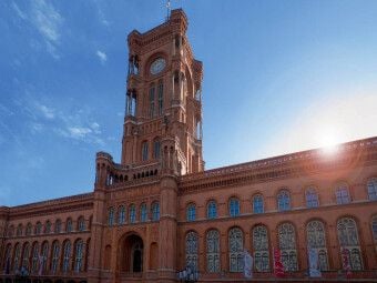 Produktbild: CALVENDO Puzzle Rotes Rathaus | 1000 Teile Lege-Gr&ouml;&szlig;e 64x48cm Foto-Puzzle f&uuml;r gl&uuml;ckliche Stunden