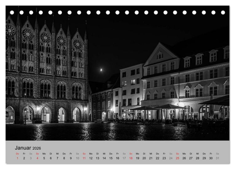 Produktbild: Hansestadt Stralsund bei Nacht (mit GPS-Koordinaten) (Tischkalender 2026 DIN A5 quer), CALVENDO Monatskalender