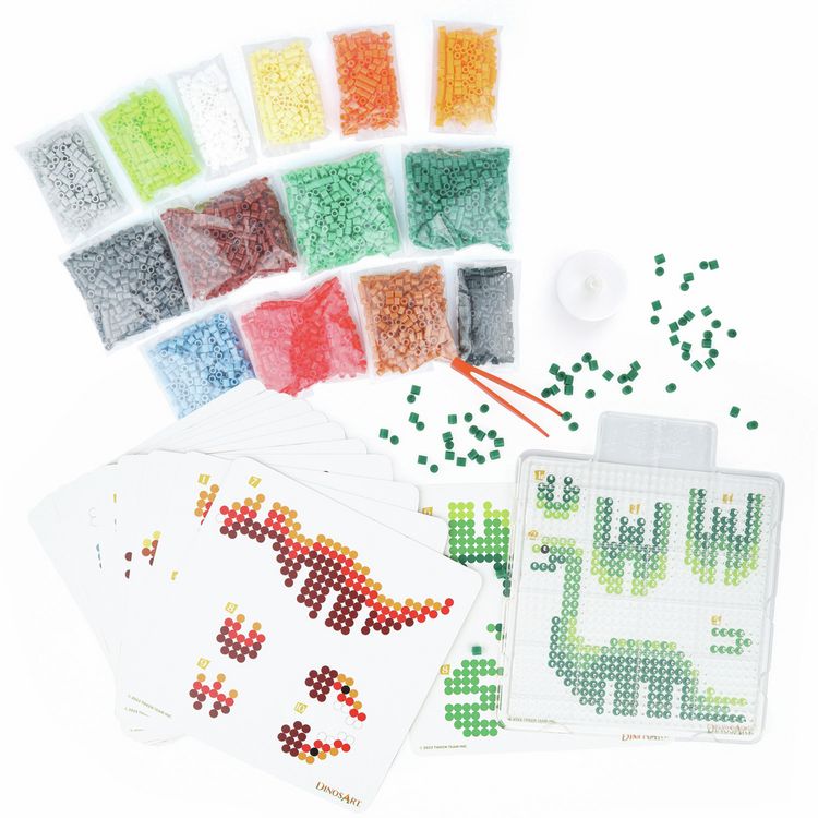Produktbild: Klassische B&uuml;gelperlen mal anders &ndash; im 3D Effekt! Das Set enth&auml;lt 13 Dinosaurier-Vorlagen f&uuml;r 3D Figuren, 4000 B&uuml;gelperlen und ein LED-Licht zum Beleuchten des Vulkans. Mit n&uuml;tzlichem Zubeh&ouml;r wie B&uuml;gelpapier, Plastikpinzette und einer Anleitung.