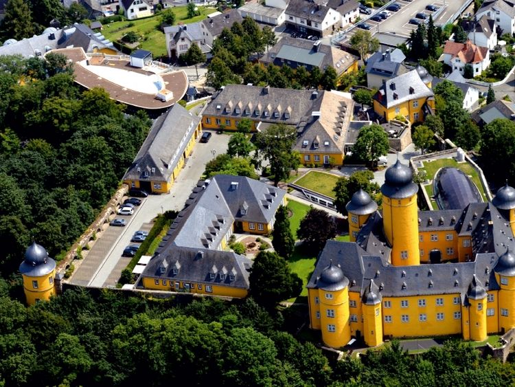 Produktbild: CALVENDO Puzzle Schlo&szlig; Montabaur | 1000 Teile Lege-Gr&ouml;&szlig;e 64x48cm Foto-Puzzle f&uuml;r gl&uuml;ckliche Stunden
