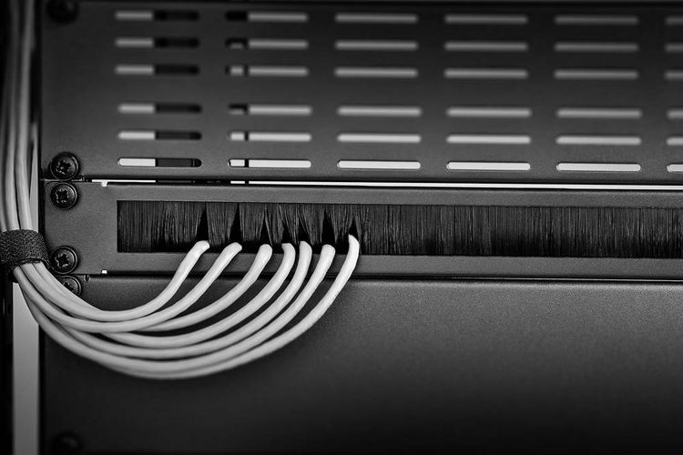 Produktbild: Renkforce RF-3429140 19 Zoll Netzwerkschrank-B&uuml;rstenleiste 1 HE Schwarz