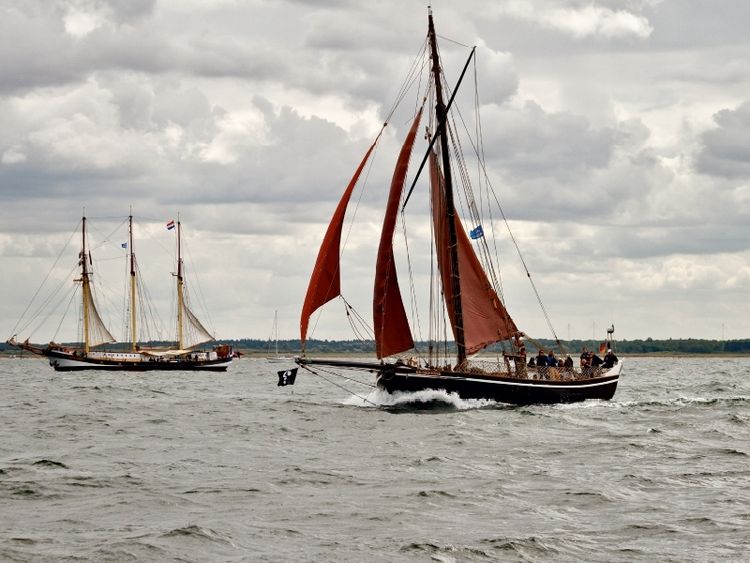 Produktbild: CALVENDO Puzzle traditioneller Haikutter "Ernestine" auf der Ostsee vor Warnem&uuml;nde, Hanse Sail 2013 | 1000 Teile Lege-Gr&ouml;&szlig;e 64x48cm Foto-Puzzle f&uuml;r gl&uuml;ckliche Stunden