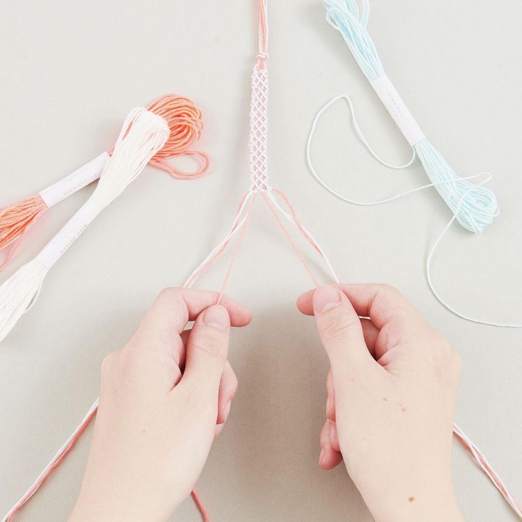 Produktbild: DIY Freundschaftsarmb&auml;nder Set, Pastel Colours,10 x 8 m Stickgarn in 10 verschiedenen Farben, 100 % Baumwolle, Neon 100% Polyester