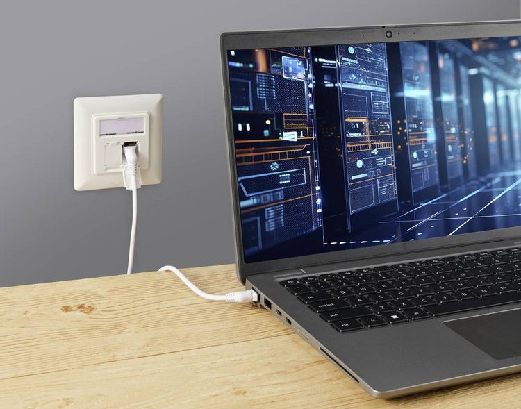 Produktbild: Renkforce RF-6071566 RJ45 Patchkabel CAT 6a F/UTP 1.00 m Wei&szlig; Steckkontakte 360&deg; drehbar, Gewinkelter Kabelabgang 1 St.