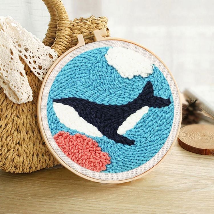 Produktbild: Punch Needle Figured'Art 20x20 cm Orca im Meer, DIY Stickerei mit Nadel und Wolle