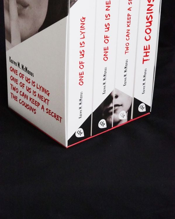 Produktbild: Karen M. McManus: Vier B&auml;nde im Taschenbuch-Schuber: One of us is lying, One of us is next, Two can keep a secret, The Cousins
