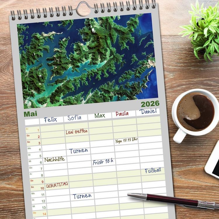 Produktbild: Familienplaner 2026 - Die Erde aus dem All mit 5 Spalten (Wandkalender, 21 x 45 cm) CALVENDO