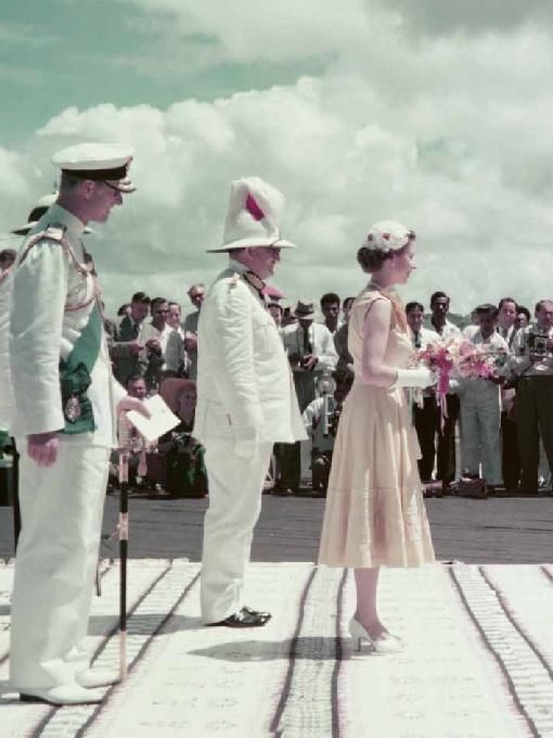 Produktbild: The Crown &ndash; Queen Elisabeth II. - Ihr Leben f&uuml;r die Krone