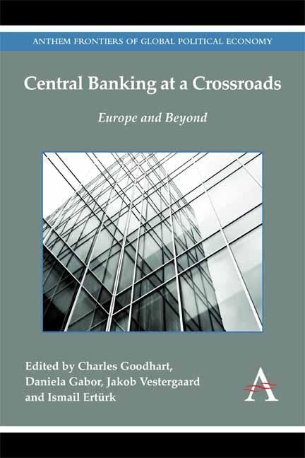Produktbild: Central Banking at a Crossroads