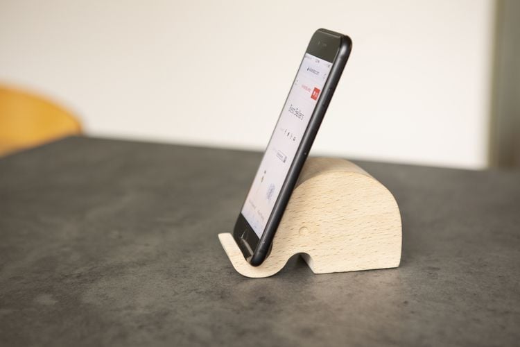 Produktbild: Elephant Beechwood Phone Stand