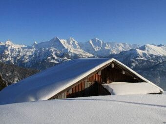 Produktbild: CALVENDO Puzzle Winterm&auml;rchen - verschneite Almh&uuml;tte - Eiger, M&ouml;nch, Jungfrau | 1000 Teile Lege-Gr&ouml;&szlig;e 64x48cm Foto-Puzzle f&uuml;r gl&uuml;ckliche Stunden
