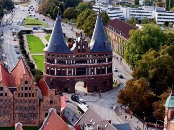 Produktbild: CALVENDO Puzzle Holstentorplatz | 1000 Teile Lege-Gr&ouml;&szlig;e 64x48cm Foto-Puzzle f&uuml;r gl&uuml;ckliche Stunden