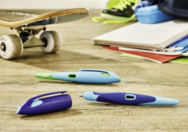 Produktbild: STABILO Rechtsh&auml;nder-Griffst&uuml;ck f&uuml;r ergonomischen Schulf&uuml;ller mit Anf&auml;nger-Feder A -   EASYbirdy in schwarz