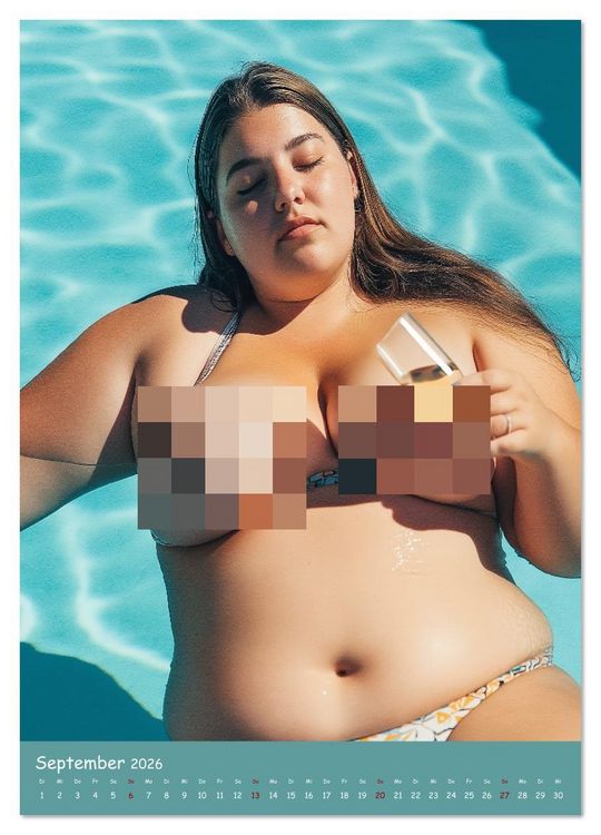 Produktbild: Curvy Pin-up Girls - Verf&uuml;hrerische Rundungen am Pool (hochwertiger Premium Wandkalender 2026 DIN A2 hoch), Kunstdruck in Hochglanz