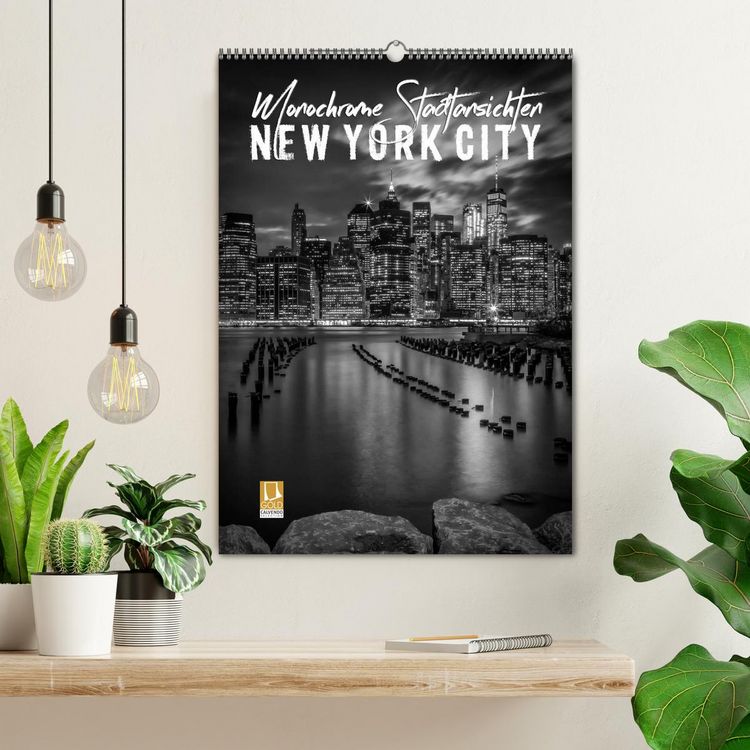 Produktbild: NEW YORK CITY Monochrome Stadtansichten (Wandkalender 2026 DIN A2 hoch), CALVENDO Monatskalender