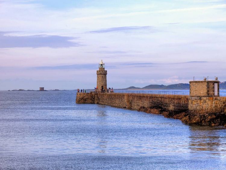Produktbild: CALVENDO Puzzle Leuchtturm St Peter Port - Guernsey | 1000 Teile Lege-Gr&ouml;&szlig;e 64x48cm Foto-Puzzle f&uuml;r gl&uuml;ckliche Stunden